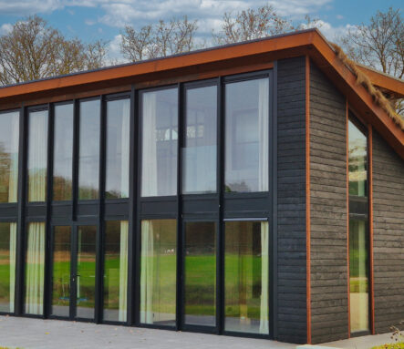 Moderne Gebäude mit Aluminiumfenstern Aliplast Genesis 75