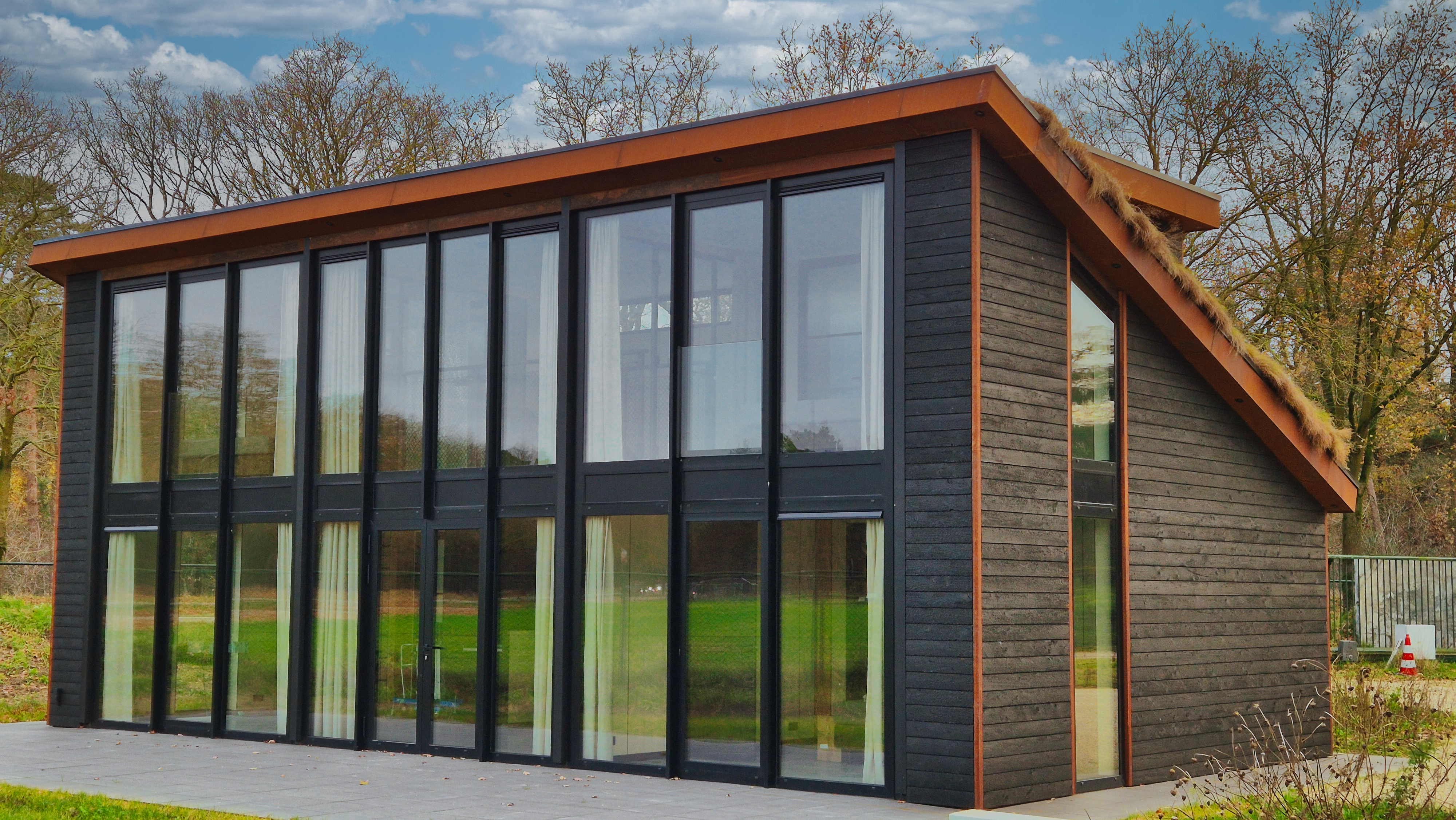 Moderne Gebäude mit Aluminiumfenstern Aliplast Genesis 75