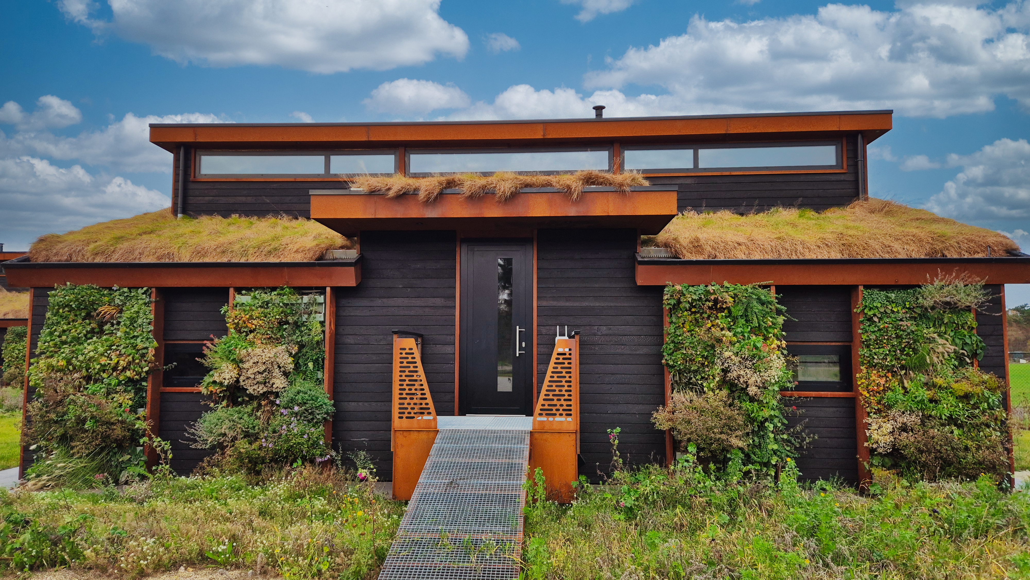 Gebäudefassade mit Aluminiumfenstern Genesis 75