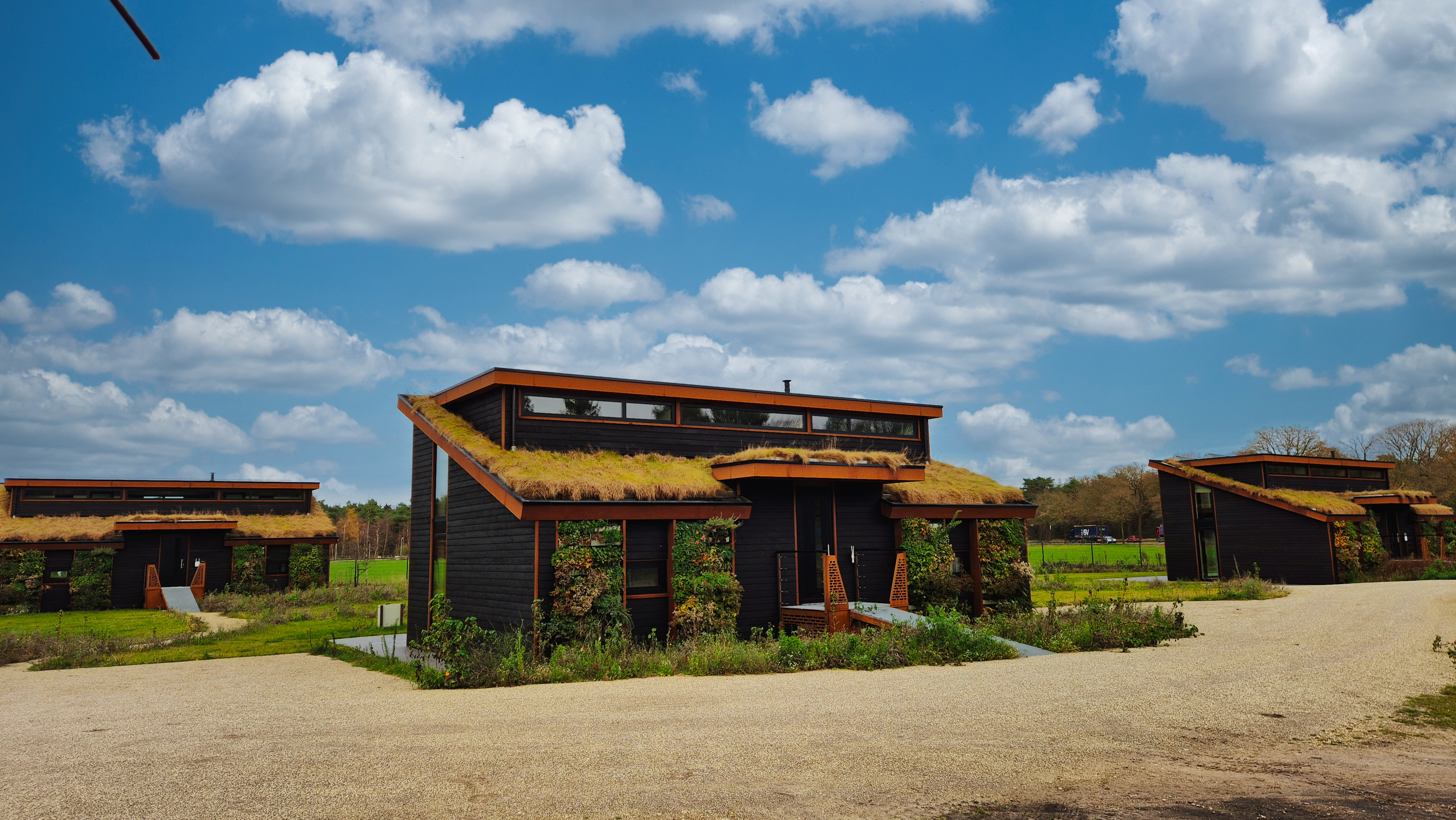 Gebäudefassade mit Aluminiumfenstern Genesis 75